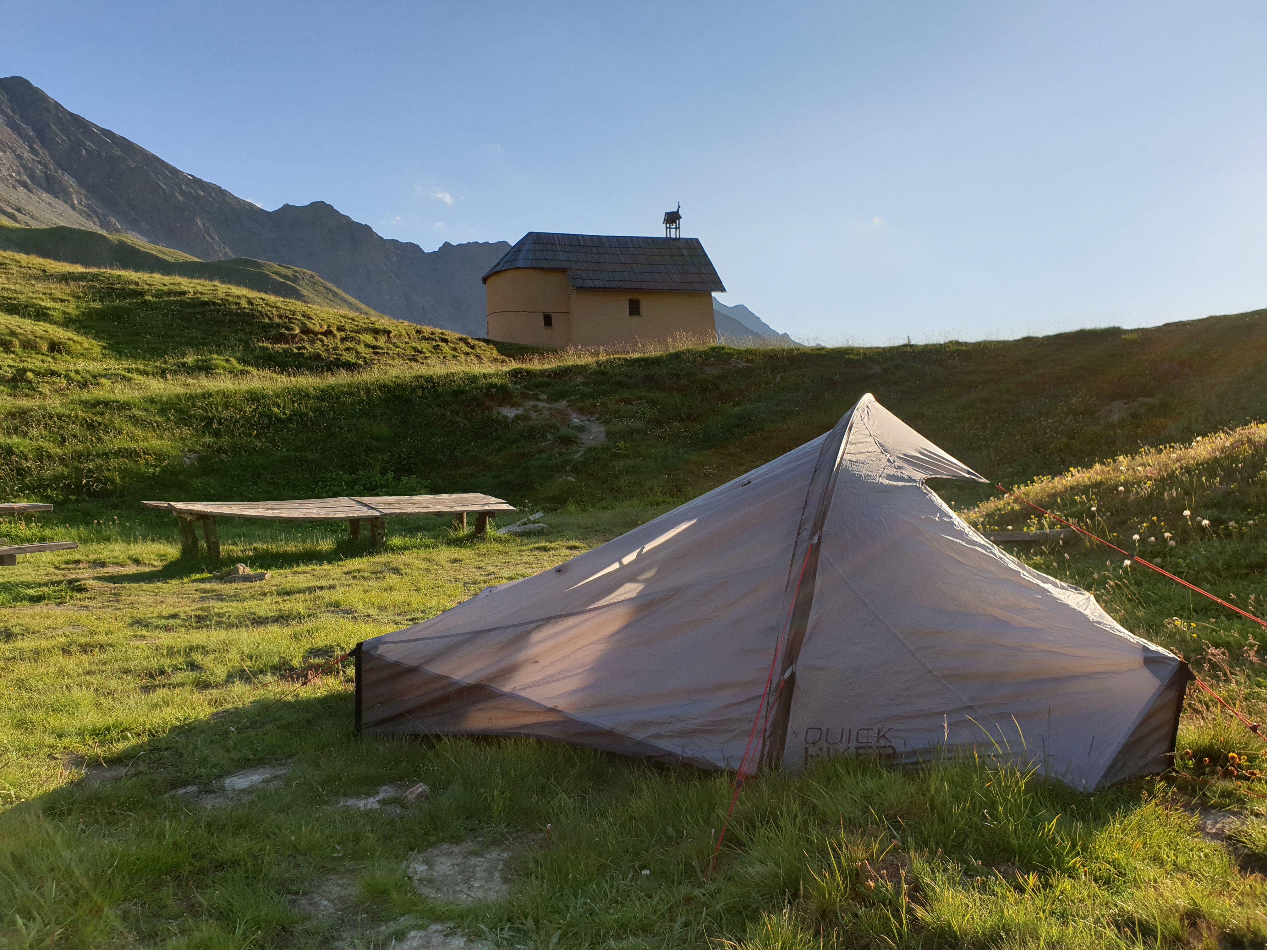 Tente de bivouac au pied de la chapelle de Clausis